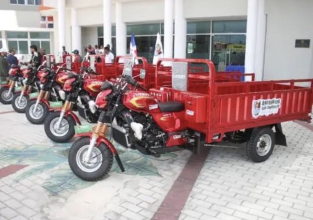 Ayuntamiento pone en funcionamiento de moto cargas para la recogida de desechos en Santo Domingo Este.