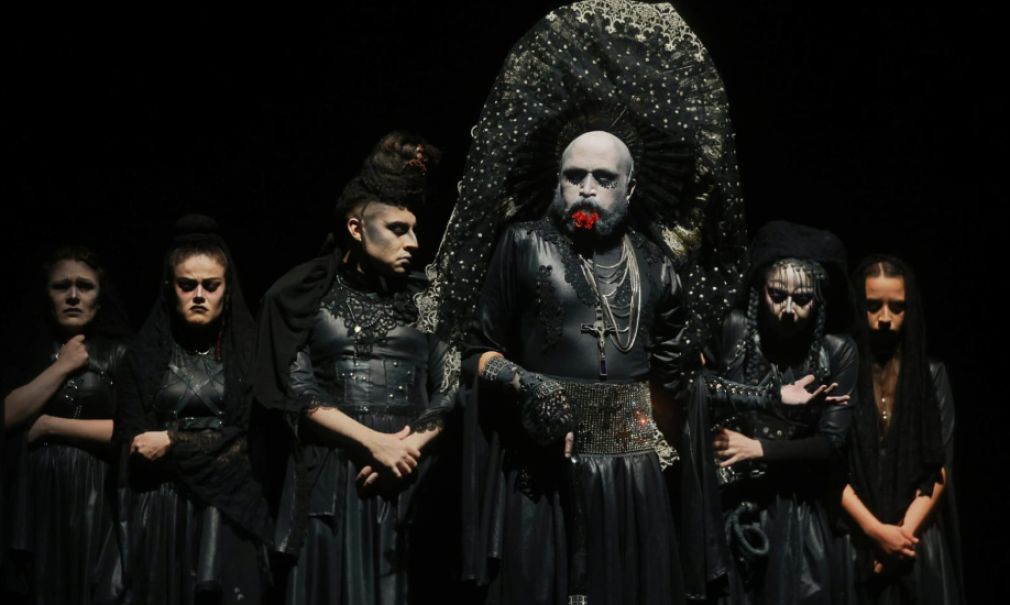 La compañía Elemental Teatro inauguró el FESTAE 2026 con La casa de Bernarda Alba en una versión contemporánea y de características técnicas novedosas. Foto: Mika Pasco.