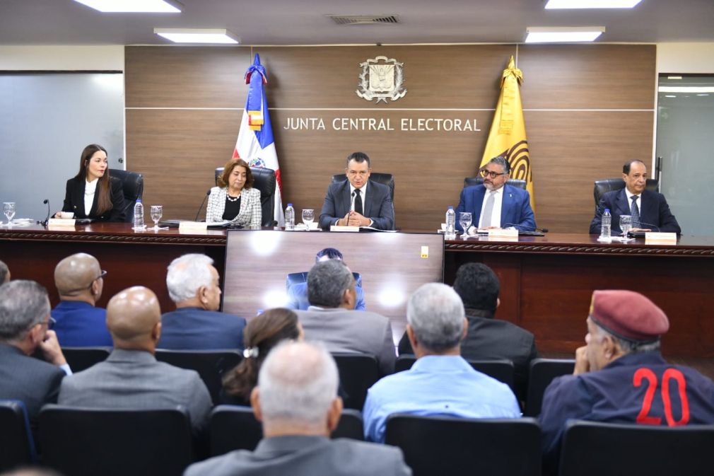 La audiencia pública estuvo encabezada por el Pleno de la JCE, integrado por su presidente, Román Andrés Jáquez Liranzo; los miembros titulares Dolores Fernández Sánchez, Samir Chami Isa, Hirayda Marcelle Fernández Guzmán, Rafael Armando Vallejo Santelises; y el secretario general Sonne Beltré.  