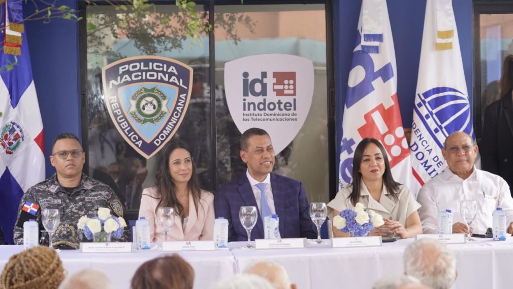 El acto de inicio formal estuvo encabezado por el presidente del Consejo Directivo del Indotel, Guido Gómez Mazara; la ministra de Interior y Policía, Faride Raful; en representación director de la Policía Nacional, el subdirector regional del Distrito Nacional, Julio Ramírez Lugo; el director del Infotep, Rafael Santos Badía; el representante de los derechos humanos, Manuel María Mercedes, y la luchadora antitrujillista, Tomasina Cabral Mejía.