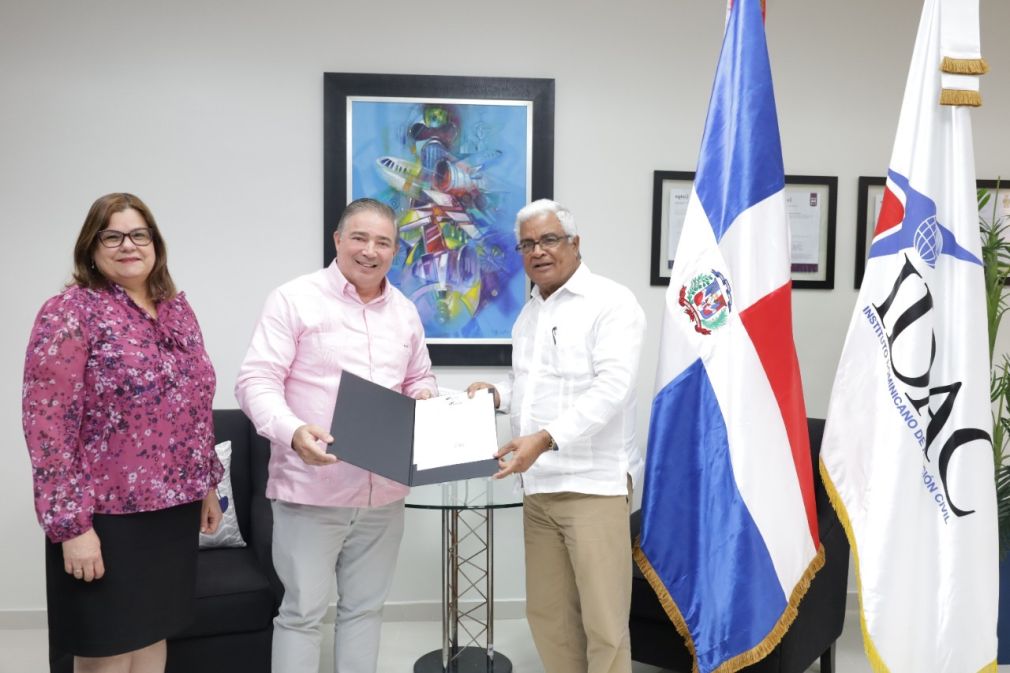 El director general interino del Instituto Dominicano de Aviación (IDAC), Héctor Porcella y Rafael Burgos Gómez, administrador general de Bienes Nacionales.