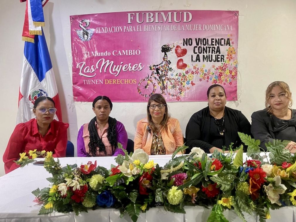En representación de las organizaciones habló Yaneris Ledesma, coordinadora nacional de Organizaciones de la Sociedad Civil (CONAORCI) y presidenta de la Fundación para el Bienestar de la Mujer Dominicana (FUBIMUD).