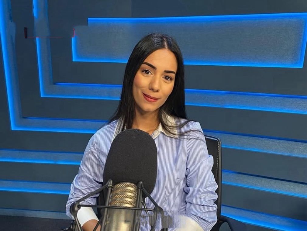 La regidora de SDE, Aileen Decamps, informó que la Declaratoria de Interés Municipal es para la preservación y descontaminación del Río Ozama.