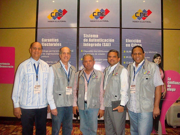 Luis de León, Max Puig, Francisco Matos, Fidel Santana y Rafael Méndez, quienes forman parte de la representación dominicana en las elecciones presidenciales de Venezuela.