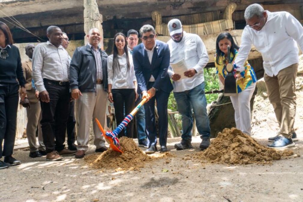 El alcalde Dío Astacio dio el primer palazo e hizo la entrega de cheques al ingeniero encargado de las obras del Lote 4, Roberto Antonio Ramírez.