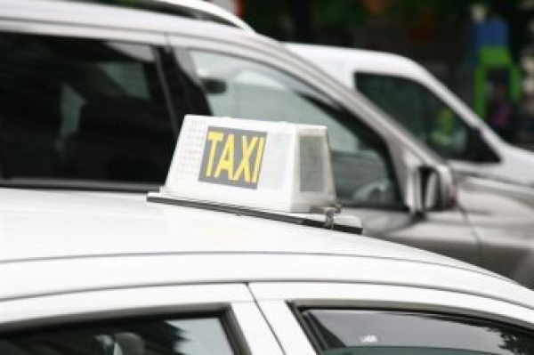 Conforman consejo para administrar y regular taxis en Moca 