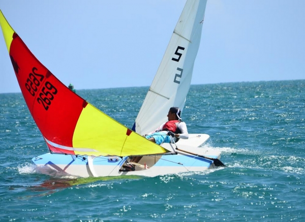 Uno de los momentos emocionantes de las competencias de vela en Palito Seco, Barahona.