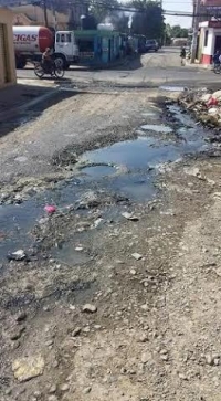 Denuncian aguas residuales inundan las calles en Esperanza:   
