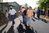 Ministro de obras públicas supervisa  trabajos asfaltado La Guáyiga