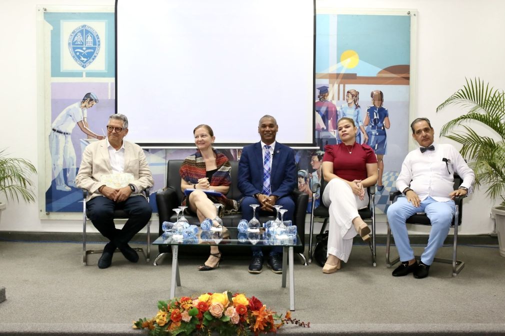 De izquierda a derecha, el doctor Raúl Calzoni, representa al Departamento de Lenguas, Literaturas y Culturas Extranjeras, de la Universidad de Bérgamo; la doctora Marina Bianchi; el decano de la Facultad de Humanidades de la UASD, maestro Gerardo Roa Ogando; la coordinadora de la cátedra de Letras Básicas, maestra Ibeth Guzmán, y el viceministro de Cultura del país, Pastor de Moya.
