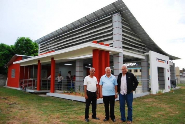 Alcaldía de Santiago entrega casa club al sector Los Robles