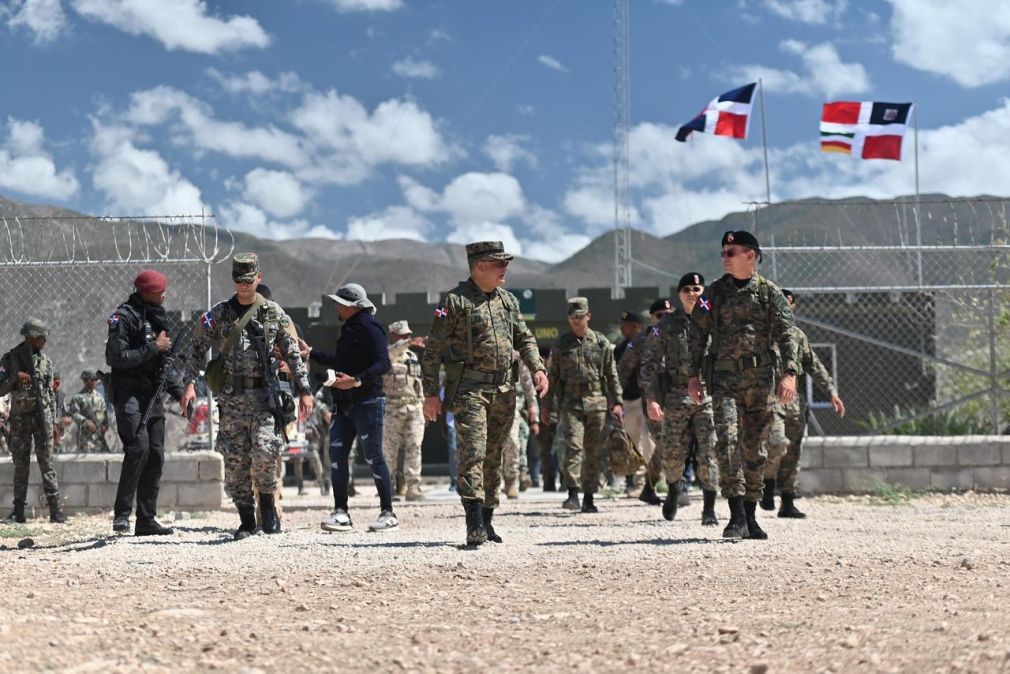 Ministro de Defensa supervisa operatividad de tropas en la frontera sur y norte del país.