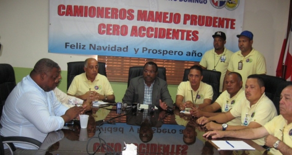 En la rueda de prensa acompañan a Blas Peralta, varios dirigentes de Fenatrado que garantizaran cero accidente en las festividades de navidad