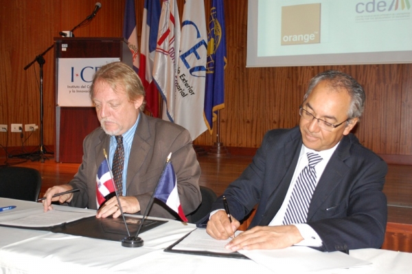 Momentos en que se firma el acuerdo.
