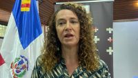La economista Rosa Cañeta presenta informe económico.