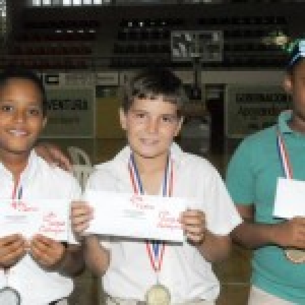 Estudiantes meritorios de Barahona reciben reconocimiento