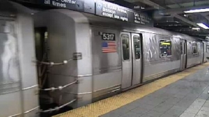 Muere mujer aplastada por tren en Manhattan