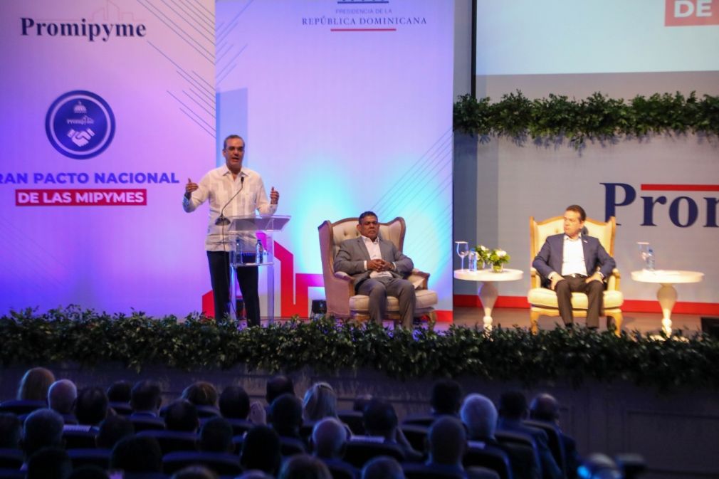 Finalizado los discursos, se procedió a la firma del Gran Pacto Nacional entre el director de Promipyme y el Presidente, Luis Abinader Corona. En la fase final del evento, se dio paso al acto de Juramentación y Firma del Gran Pacto Nacional de las Mipymes.