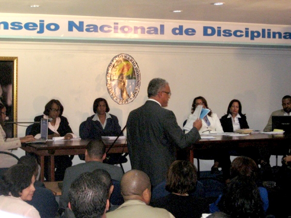 Momentos en que el fiscal nacional del Partido Revolucionario Dominicano, PRD, José Geovanny Tejada, solicita la expulsión del ex presidente Hipólito Mejía y Andrés Bautista de dicha organización.