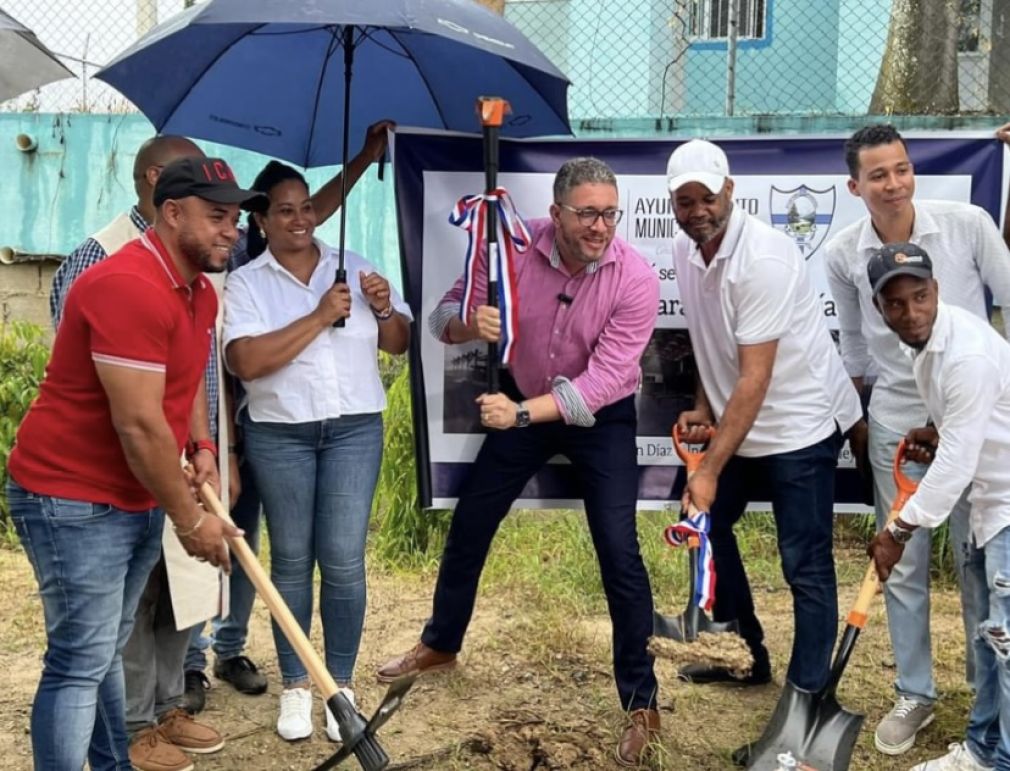 Ayuntamiento de El Pino da primer picazo para parada de motoconchos, cafetería y parque lineal.