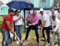 Ayuntamiento de El Pino da primer picazo para parada de motoconchos, cafetería y parque lineal.