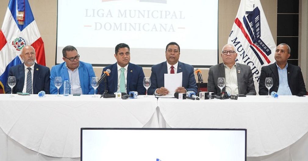 Encabezó la rueda de prensa Víctor D´Aza, presidente de la Liga Municipal Dominicana (LMD).