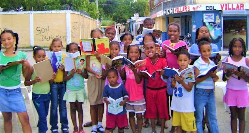 Niños y niñas que la Aníbal Montaño ha involucrado en sus programas de promoción de la lectura y la escritura creativa en San Cristóbal.