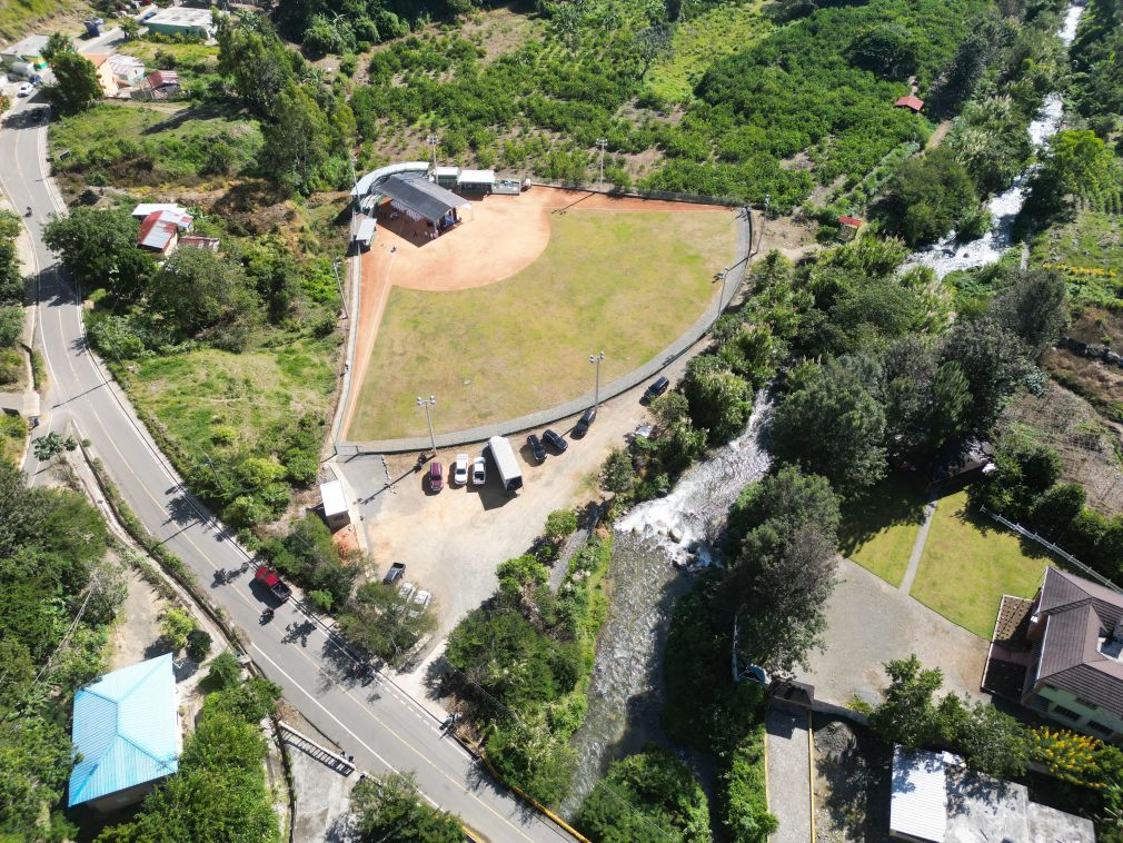 Vistas del estadio de softbol de Manabao inaugurado por el ministro de Deportes Kelvin Cruz el sábado 12 de octubre acompañado de numerosas autoridades.