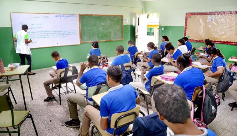 Los educadores expresaron temor, ya que indican que sectores empresariales y organismos internacionales intentan convertir el sistema educativo en un modelo subordinado a intereses privados.