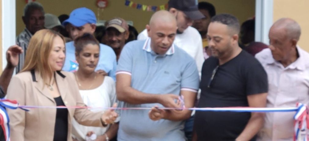 Alcalde del municipio de Castillo, Alberto Brito Quiroz (Juan Maluca), inauguró un centro comunal en la comunidad de el Firme.