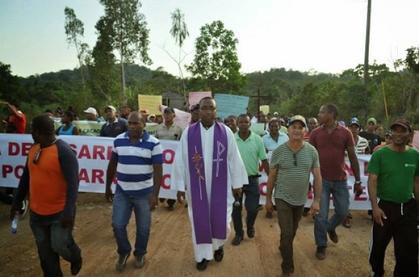 Reclaman con marcha construcción carretera Yamasá-Don Juan