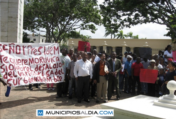 Las familias desalojadas que protestaron frente a la casa de gobierno tuvieon estrechamente vigilados por la policía quienes no provacaron a la multitud en ninguno momento de la jornada de protesta, cuyos actores tampoco provocaron a los agentes del orden y se mantuvieron pacificamente