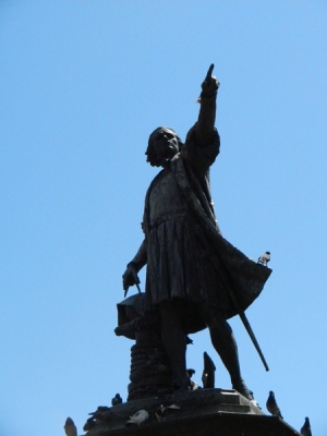 Estatua de Cristobal Colón, frente a la Catedral Primada de América.