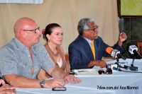 Luis Gómez Pérez se dirige a la prensa acompañado de otros dirigentes marxistas-leninistas de República Dominicana.