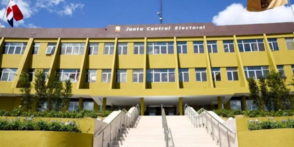 Esta cantidad de electores se distribuyen en 4,298 recintos y 16,857 colegios electorales a nivel nacional.