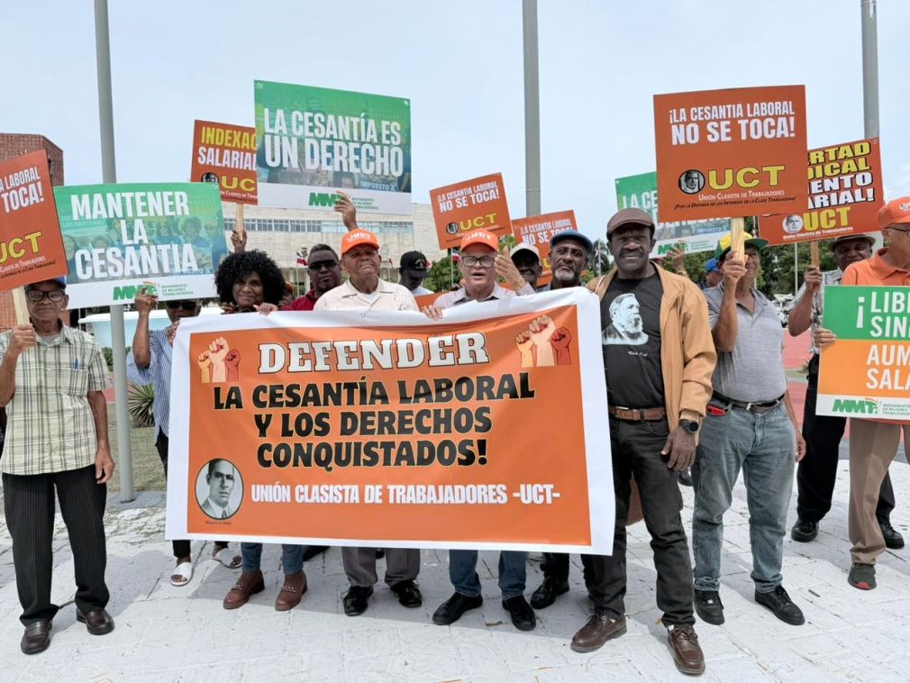 La UCT realizó una manifestación frente al Congreso Nacional.