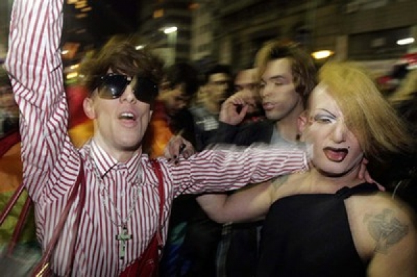 Uruguayos celebran que Cámara de Diputados aprobara ley de matrimonio homosexual. 