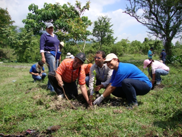 Directivos de Bosque Sagrado y ADASEC junto a otros miembros de esas instituciones cuando plantan árboles durante la jornada.  