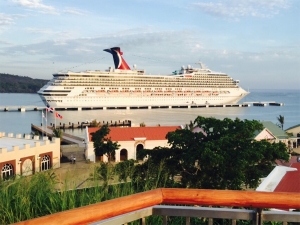 Crucero de la empresa Carnival Victory, que se convirtió este martes 6 de octubre en el primer crucero en pisar tierra en Puerto Plata después de tres décadas sin la llegada de cruceros a esta provincia. 
