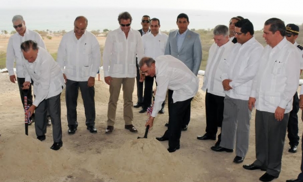 Presidente Danilo da primer picazo proyecto Puntarena en Baní: 