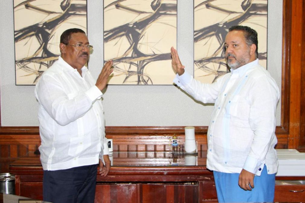 Roberto Alexander Rodríguez Calex al ser juramentado por Edisson Féliz Féliz, titular del Servicio Regional de Salud Metropolitano.