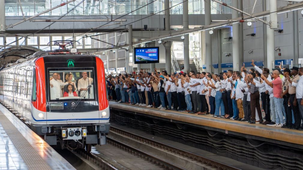 El presidente Luis Abinader puso los nuevos trenes en marcha el domingo.