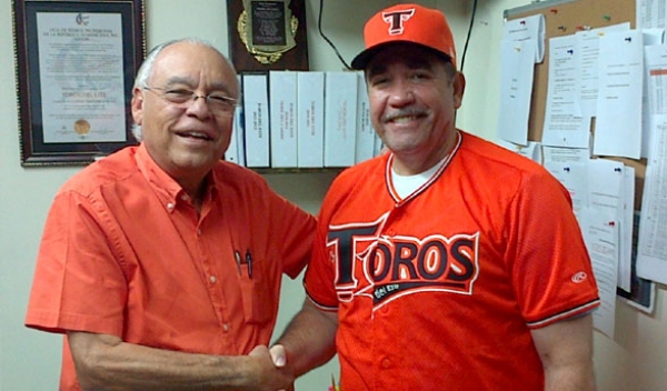 Frank Micheli, presidente del equipo de Los Toros del Este; y Eddy Díaz, nuevo manager del equipo.