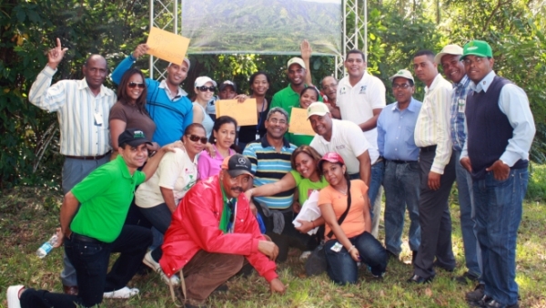 El grupo de campesinos que fueron reconocidos por sus aportes a la protección del medioambiente, disfrutaron de un paseo por la escuela agroferestal de Medio Ambiente, en Jarabacoa