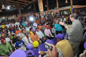 Francisco Javier al encabezar un masivo acto organizado por los dirigentes de   su proyecto político, en Constanza, municipio de la provincia La Vega.