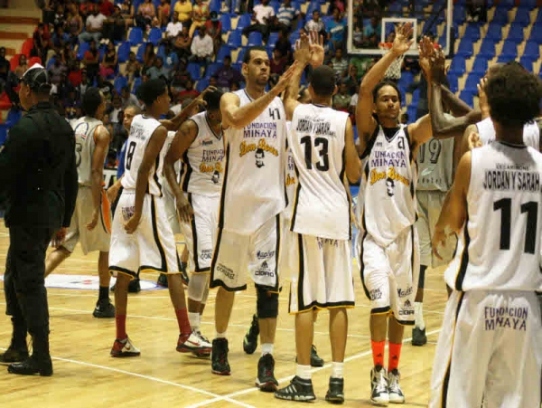 Jugadores del Don Bosco celebran la clasificación en el basket de Moca. 