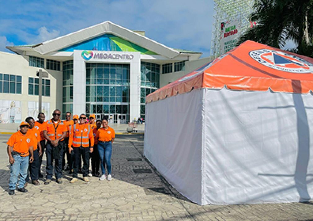 Voluntarios de la Defensa Civil junto a una de las carpas instaladas para atender incidencias en las Plazas Comerciales.