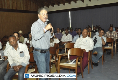 Luis José Chávez en su intervención en el seminario El agua, producción, usos, saneamiento y comunicación en el municipio Boca Chica.