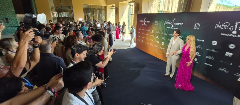  Los presentadores del ceremonial de gala del 9 de mayo en Xcaret, Riviera Maya, el actor colombiano Carlos Torres y la actriz Cayetana Guillén-Cuervo. 