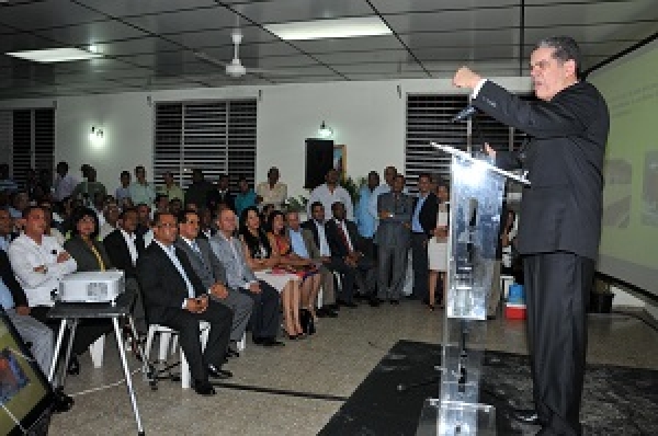 Carlos Amarante Baret dicta su conferencia. 